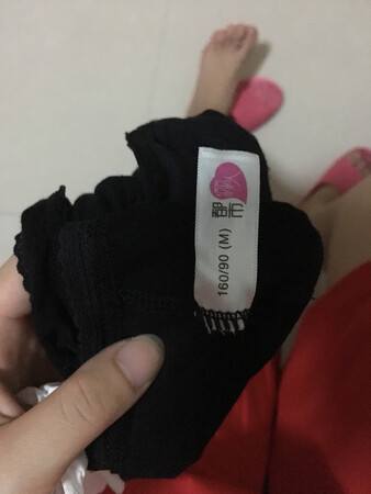 不要买这家内衣，掉毛太历张了，碰一下脚都一堆毛毛