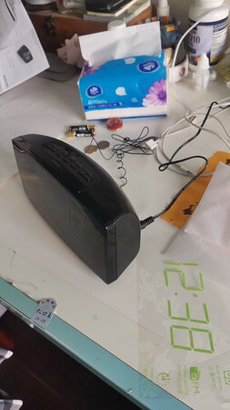 发现收音机必须插电才能用，没有设计锂电池，存储的收音机频道不能用。