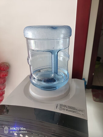 饮水机桶看着不错，厂名材质出厂日期齐全，有食品安全认证标识，硬度可以的，基本上没有什么味道。