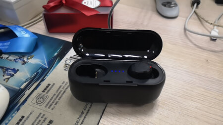 做工一般，无法充电；一般般的东西！