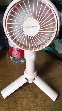 东西收到了，女朋友很喜欢，虽然快到秋天了，也能赶上夏天的尾巴，让它一直追随着她，带着凉凉的风意！哈哈！再说说产品吧，颜色粉粉的，挺适合她的少女心！整体很小巧，她说拿着也方便，不重！有底座，看书的时候，还能放在桌子上！ 风速，她说还挺满意的，出门带上它，还是能驱赶些炎热的！最后说说，电量，也挺足够的，能吹几个小时，要是长时间出门，大家就要带上充电宝了！ 总结，总体来说挺满意的，至少她喜欢不是麽！嘿嘿……
