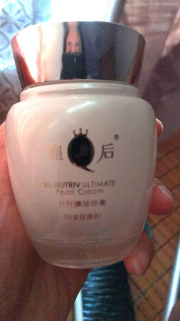 用过一段时间来评价，东西质感很不错，淡黄色膏体，作为晚霜来用，淡斑效果有，但滋润度不够，需要搭配滋润度高的乳液来用效果更佳，总的来说是片仔癀系列产品中最值得入手的，无论提取的纯度和使用效果都是明星产品，值得推荐