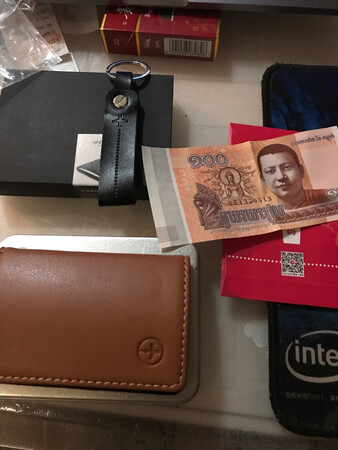 名片夹很好，还有一个钥匙扣，一个红包。商家很会营销，体验很好