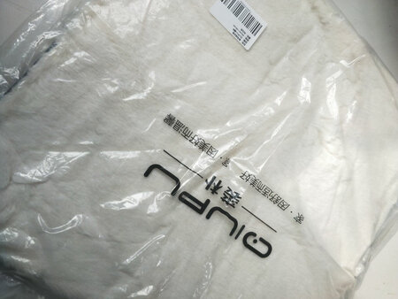 收到了 一直想买一个背面带这种防滑的 因为椅子的木做的 其他的垫子都是不防滑 还是这个好