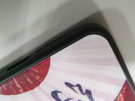 做工质感：质量有瑕疵后面的背板没有贴齐，有点向上偏了一毫米左右，突出的部分有些微划手，其他图片方面还以，希望以后做的时候多注意细节