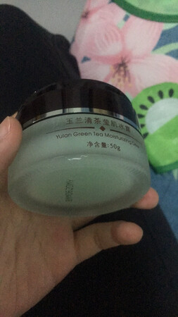不知道是不是正品，打开包装看见实物瞬间觉得买假货了，瓶身有划痕，感觉是用过的