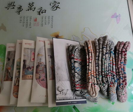质量很好…
款式蛮好看的…
冬天穿这款袜子既美观又暖和…