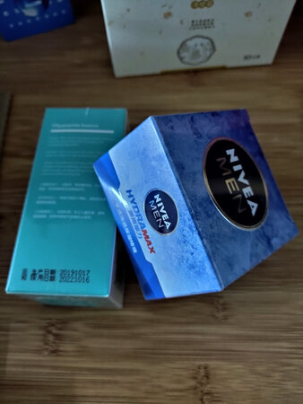 产品包装：产品包装很细致很完整而且给人感觉很清新。包装有塑料膜不易损坏保护性很好。
适合肤质：比较适合干性皮肤和混合性皮肤，这个是凝露油性皮肤也可以用。
使用感受：用完感觉脸上很清凉，很舒爽，水润水润的，很舒服。
吸收效果：补水凝露吸收效果很好，易于吸收一抹化水，很好吸收。
其他特色：用着很舒服很好用，用完之后还会再回购的。