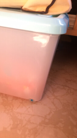 这个箱子之前买过一个，用来装什么玩具的，挺好的，有轮子，小盆友也能顺利滑动，盖子也很好用，小盆友用起来毫无压力，半透明的，是我最喜欢的，既能看到箱子里装的大概是什么东西，但不会很明显，正好可以掩盖里面放着的各种东西