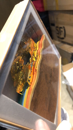 产品设计本身就有问题，有一个算一个，等着退货吧，一定会撞弯掉，或者赔你几块钱留着用吧