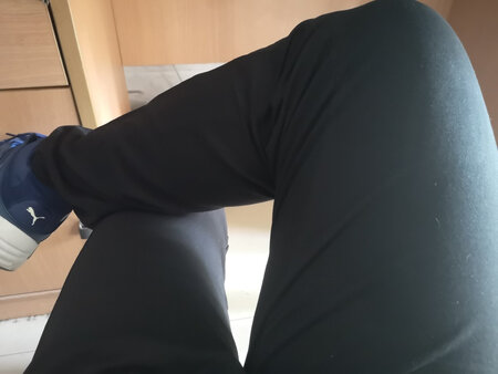 尺码大小：非常合身，正如大家所看到的，我属于腿粗的男生，这种运动裤买来穿着才算舒服。