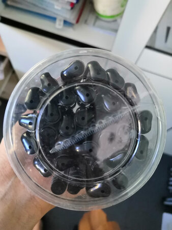 签字笔刚收到没多久，经试用几天，个人感受书
写顺滑，握在手里手(舒适)感很好，字迹清晰
不易漏墨，不断墨，不易渗透纸张，字迹均匀
携带方便，可靠耐用，书写效果很好，与店家描
述一致，适用于各种纸张。抱着试看心情，一下
买60支笔给公司会议用，没想到这商品质量棒