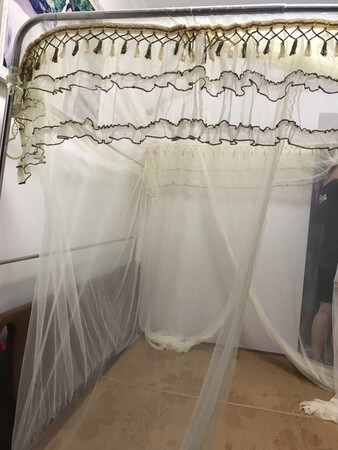 蚊帐外观大方得体，框架感觉不是很稳，稍微扯会摇晃。蚊帐靠背的设计感觉有些问题，不能把蚊帐放在床背后，觉得有些遗憾。门帘的设计不是很贴，容易进蚊子。转接处的蚊帐很难撑平，感觉是设计的问题。商家还是比较细心，送了手套，防止安装过程把手弄脏或割伤。不过女儿喜欢这蚊帐，觉得挺美。