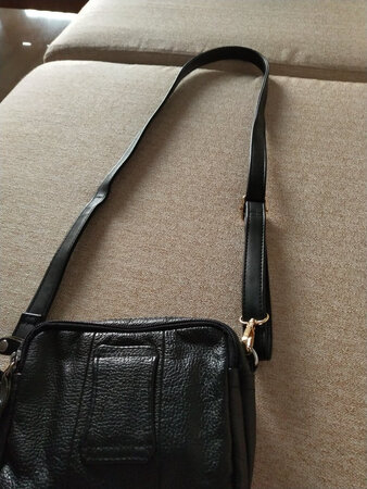 和图片一样没有色差，还不错，不过不是真皮，是.pu仿皮