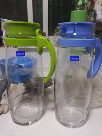 关注了很久，看到有活动了立马入手～买了两个，1.6升的容量，差不多家里一个热水瓶，倒进去正好～打开包装，没什么异味，拿在手上分量挺重的，感觉玻璃蛮厚实的～正好天气凉了，喝喝温水兑不怕没容器了～试了一下，烧开之后倒进去，没裂没异样，用段时间再看下～