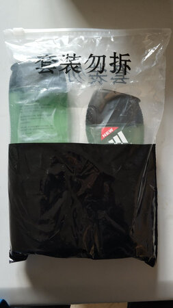 产品包装：商品包装简单，只有一个塑料袋，不过快递还是给了个商家的小纸箱。
产品香味：还没有使用，没我打开闻，我对这个没啥要求。
使用感受：之前一直用这个牌子，比较喜欢，这次专门给孩子在校使用的，专挑的这款二合一的，洗头沐浴一瓶搞定，方便。
其他特色：买一赠一，比较实惠，不过两瓶的限用日期差太多，不知道是因为生产日期差的多，还是保质期查的多，按说同样的东西保质期不应该有啥区别，不知道这赠的小是不是跟大瓶的完全一样