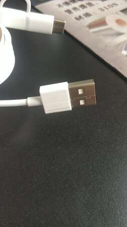 感觉不是一手产品  包装盒都是脏的  线头有磕碰痕迹