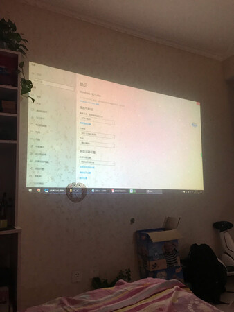 做工精细，画面色彩好，字迹清晰，投影亮度高。客服态度么非常好，价格实惠，物流速度也快，白天亮度好，可以不用拉窗帘，灯泡非常好，超值。