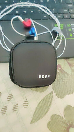 佩戴感受：舒服 其他特色：作为一条市场上少有的千元以下的圈铁耳机，DMG本身是老厂家，不像KZ那样坑一波烧友就走，而且调音上比较保守，胜在声音风格没有走偏，不像铁三角那样搞清丽或甜腻的女声，没有过分加强低频，仍然追求中性平衡，或者说是照顾了绝大部分烧友的口味，至少在我看来，DMG并不是属于需要听特定类型音乐的耳机，很杂食，不同导管有风格上的差异，但并不影响其整体的杂食风格，而且DMG作为BGVP更换包装后的新产品，设计、配件以及声音都很用心，算是次旗舰产品中比较有诚意的一款了。 声音效果：满意 外观材质：材质好，满意