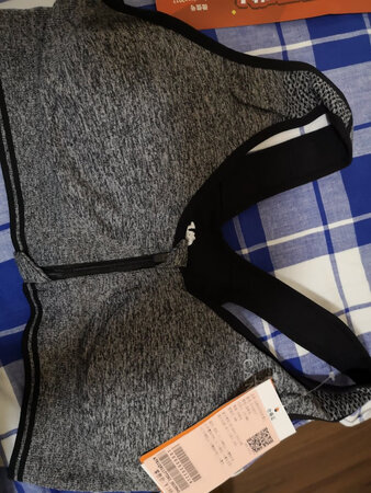 以前买了一件，感觉很舒服，这第二件，上次运费六块钱，这次没运费，愉快的购物