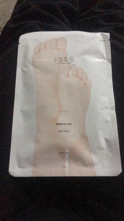 朋友推荐的，他说很好用，我立马就下单了，很期待…看到到货了……结果发现寄错地址了，等放假回到家立马就用了一次，感觉是白了一点，但是也不知道是不是心理作用，做活动买的，价格美丽，但我就用了一次，因为手受伤了??……等我好了用几次在回来评价，我妈正在使用脚膜