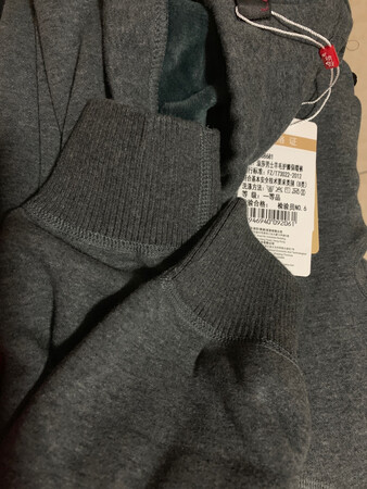 灰色很禁脏，里面的衬有一层薄绒摸起来很舒服。裤腿缩口的设计很好。