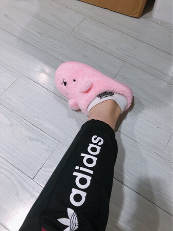 棉拖很舒服，样子着实可爱，价格很优惠，页面尺码比较准确的，嗯