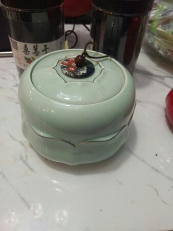 比想象要大，颜色很正，很满意，虽然易碎品包装很好，就是不喜欢外包装的泡沫，到处乱飞，到处粘，不好清理！五星好评！