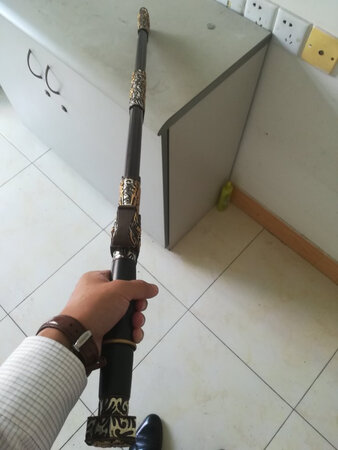 此款越王剑之前犹豫很近才出手，看到实物那在手上沉甸甸的，做工很精致大气。唯一没有雕刻上嵩山宝剑的铭文字样，和客服沟通后还特意覆土烧刃。商家客服很有耐心解决问题。剑胆琴心此二物我都皆有