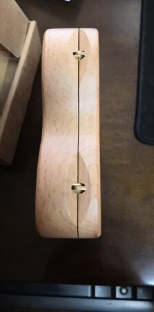 不错不错，木头的手感很好，拿着很有感觉，完全不是塑料可比的。做工可以，边边角角比较圆滑的。附有贴纸可以写宝宝信息
