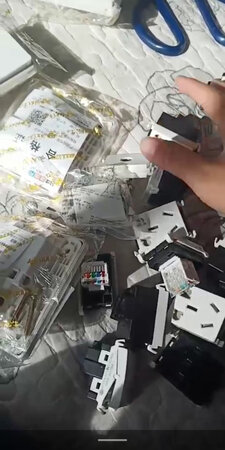 双十一买的插座开关，收到后，组合装的都没包装好，箱子打开后，都在箱子底下，跟收到的是货底一样，商品裸露，相互磨损，给客服沟通说调换其他，说这个没货，那个没货，不行就退了，在买了就不能享受双十一的活动了，这不是不负责任吗，退了就了事了吗