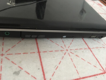 这款光驱硬盘托架整体来说还可以，全黑的外观，像硬塑料，而介绍说是镁铝合金的，重量蛮轻的。里面的那张蓝色的纸是不能抽出来的，我差点给撕了，觉得不好往外拿，于是咨询了客服，客服说它放在里面是防静电的，最下面也确实有行小字，不让抽出来，希望在改进一下，字再大些，确实容易忽略。店家客服人员服务挺好的，给赞一个。然后就是光驱上盖板，无论是自带的还是原来的，都不是很严丝合缝，这点需要改进。其它也没什么了。