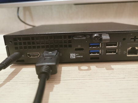 东西是正品，赠送的东西也很好，明天开机以后试试！
