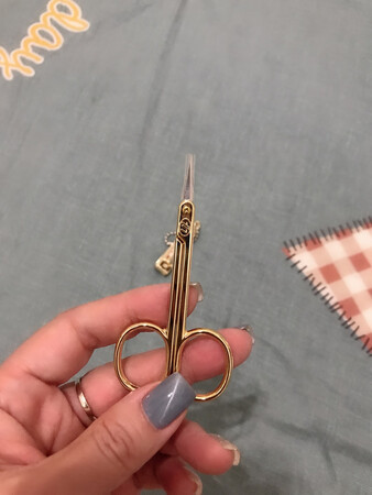 物流很快就把产品送到了，快递哥服务态度好，产品很好用，用来修眉、修手皮都超级好用，商家还贴心的送了小礼物，谢谢?