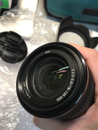 暂时还没去拍照，之后拍照会进行追评，镜头很新，应该是正品，镜头没有明显的使用痕迹，因为是拆机版，所以商家自己配的下面的镜头保护盖可能有点旧，不过不碍事，总体来说很满意。