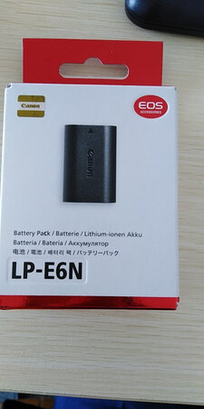怀疑电池有问题，充电一天一夜竟然还是没有充满，外包装与原厂没有差别，很失望。与客户联系了，答应换货处理。如果这是个假货，京东的声誉又一次受到影响，希望京东把好质量关，用户的口碑才是你们的金杯。