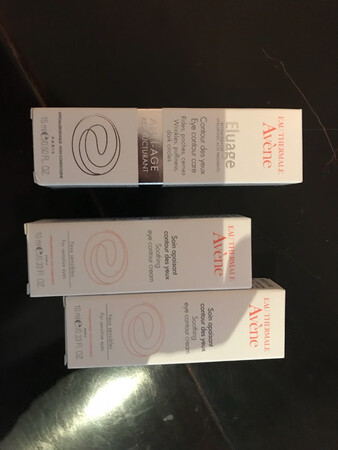 适合人群：眼部抗皱人群，我妈干敏肌用了正常，但我建议还是试一下耐受再用吧，这是用于晚上的噢！！！
使用方式：水后涂抹于眼周
淡纹能力：有待观察，按这个成分来多多少少应该有点用
抗皱能力：去皱不用指望，抗皱这个词其实就是看不到变化
吸收程度：合成油脂，膏体较厚稠，滋润度适中，吸收还可以
其他特色：这款眼霜作为抗皱眼霜，主要作用成分是A醛，在维A中，A酸＞A醛＞A醇＞A酯，后者全部都要转化成A酸才能起作用，排行越后作用越小也更温和，一般像怡丽丝尔（成分表第一位就是A醇）、悦薇等抗皱眼霜主要成分都是A醇，这款用了A醛但经过我妈亲测没有什么刺激性反应，据说A醛的含量有0.05%的浓度，反正在成分表里排在倒数第二。
一个精猪boy难得评论这么多??‍♂???‍♂???‍♂?