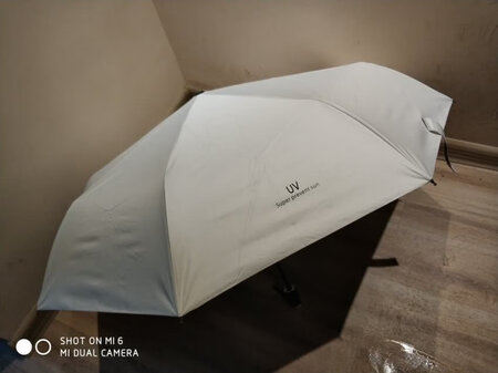 遮阳效果：效果应该不错，现在是冬天，暂时还没用上呢
防雨效果：防雨挺好的，看着也小清新
尺寸大小：大小正好能装到包里。给快递小哥点个赞?
