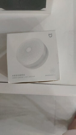外观款式很有小米的味道，简洁美观，外观很圆润有质感，体积不大有些份量，多功能网关，配合小米智能配件，功能丰富，自带夜灯功能，声音也非常饱满，自营正品，APP控制能实现很多功能，有好多功能还是适应发现中，彩灯颜色通过APP控制也非常漂亮，安装也很简单，使用也很方便，基本看一眼就会知道怎么操作、怎么连接了。