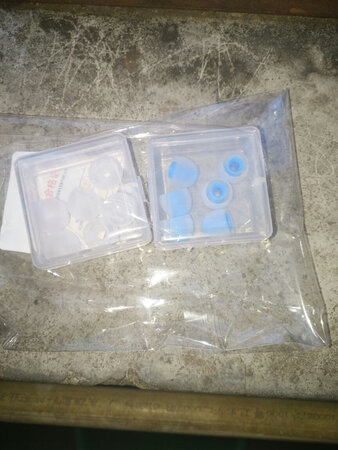 这个小号蓝白色耳机硅胶套质量还好，卖家服务态度很好，昨天订买的从深圳发货到东莞今天就到了，韵达快递服务就是快。