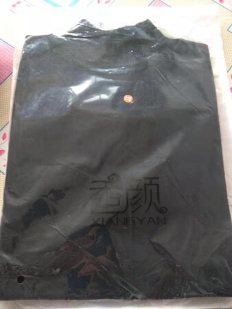 衣服收到啦，试穿后很合适，妈妈很喜欢。