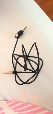 可以控制手机播放，这点很好。切换歌曲稍有电流声，可能是带麦的原因吧，总体非常实用，方便。颜值也不错。