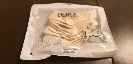 给宝宝买的小棉袜子，质量还可以，大小也合适，性价比较高，从下单到收到较快，我和老婆都很满意。京东双十一前活动力度大。