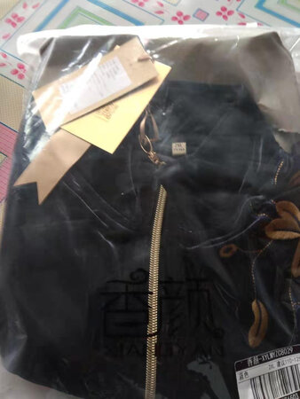 衣服收到啦，试穿后很合适，妈妈很喜欢。