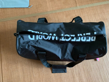 没有独立放鞋的     与宣传的不一致。 
只有一层，然后里面两个小袋子。