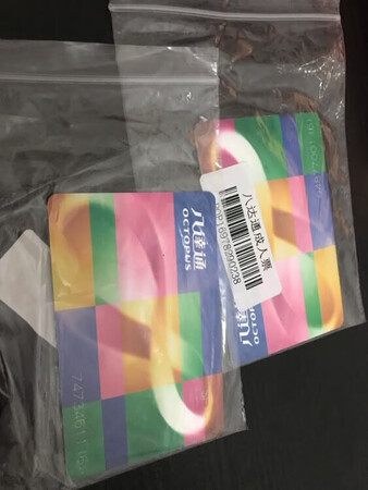 京东自营八达通卡质量有保证，晚上下的单第二天早上就到了，物流超级给力迅速，第一次包装比较简陋，只用京东自营的塑料袋包装一下就发给我了，盒子被压变形，经过协调物流很快的给我调了货还用盒子加固包装发给我，相当不错的贴心服务，物流好，服务好还有优惠下次接着买