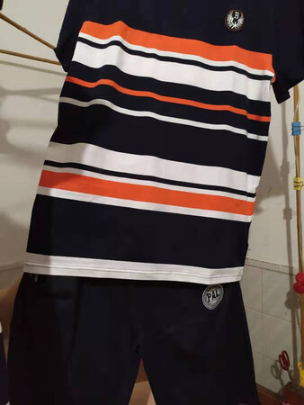 衣服质量还不错，款式好看，接触身体也很舒服。关键是老妈老爸喜欢。