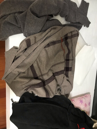 第一次在京东商城购买衣服，之前一直非常担心不合适，虽然可以免费退换，但是毕竟麻烦。衣服到了后，试了一下，感觉还不错，比预料之外还要好一些，穿起来挺合适的。虽然感觉不一定是全部羊绒，但是毕竟价格便宜，物美价廉，还是给卖家一个赞！