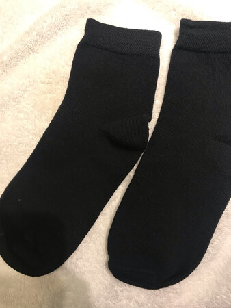 袜子的料子很好，很柔软，挺舒服的。黑色也很好搭配日常穿的衣服。薄厚适中，弹性也不错的。还是很满意一次购物。