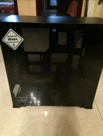 机箱超级酷，非常漂亮，三面都是玻璃，京东速度快，送货师傅服务好。
